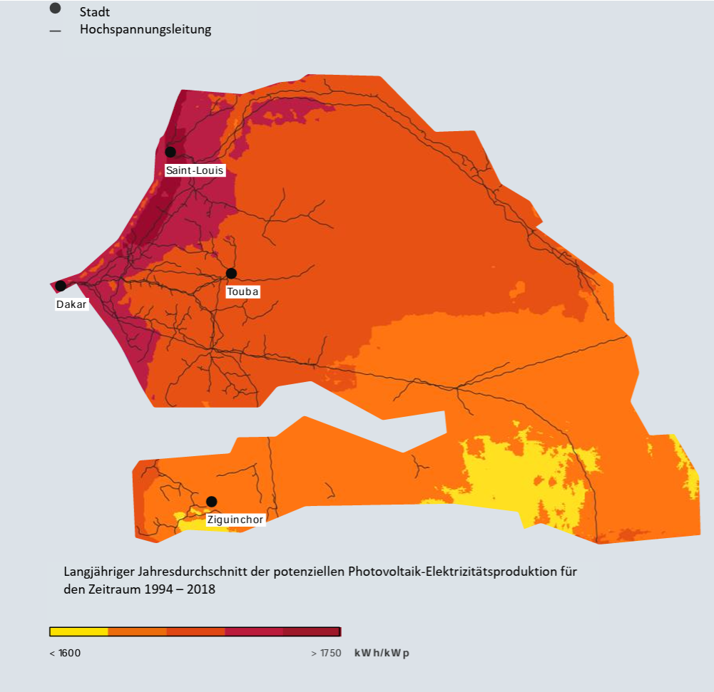 Karte von Senegal mit Farbschema zur Photovoltaik-Ertragskarte, Städten (Dakar, Saint-Louis, Touba, Ziguinchor) und Hochspannungsleitungen.